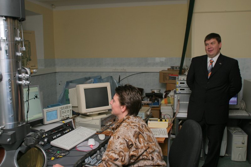 Latvijas Universitātes zinātnieki informē LR Ministru prezidentu Aigaru Kalvīti par pētījumiem dzīvības zinātnes nozarēs. Aigars Kalvītis apmeklē LU Mikroskopijas un nanotehnoloģiju centru.