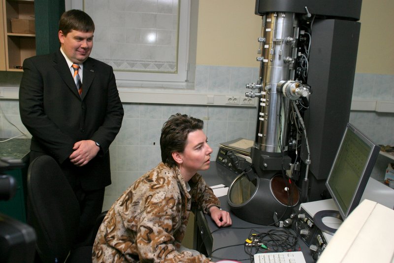 Latvijas Universitātes zinātnieki informē LR Ministru prezidentu Aigaru Kalvīti par pētījumiem dzīvības zinātnes nozarēs. Aigars Kalvītis aplūko Elektronu transmisijas mikroskopu LU Mikroskopijas un nanotehnoloģiju centrā.