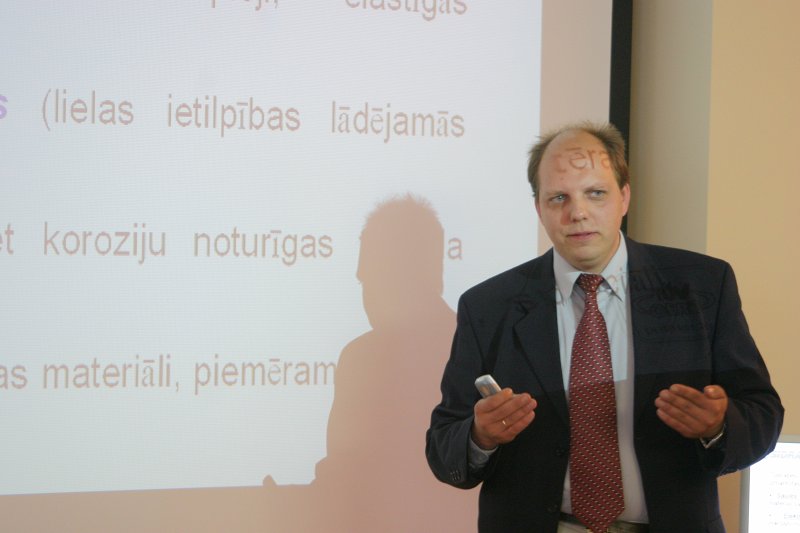 LU Inovāciju centra atklāšana (Cietvielu fizikas institūtā). Andrejs Balabkins, A/S 'Sidrabe' mārketinga un patentu nodaļas vadītājs.