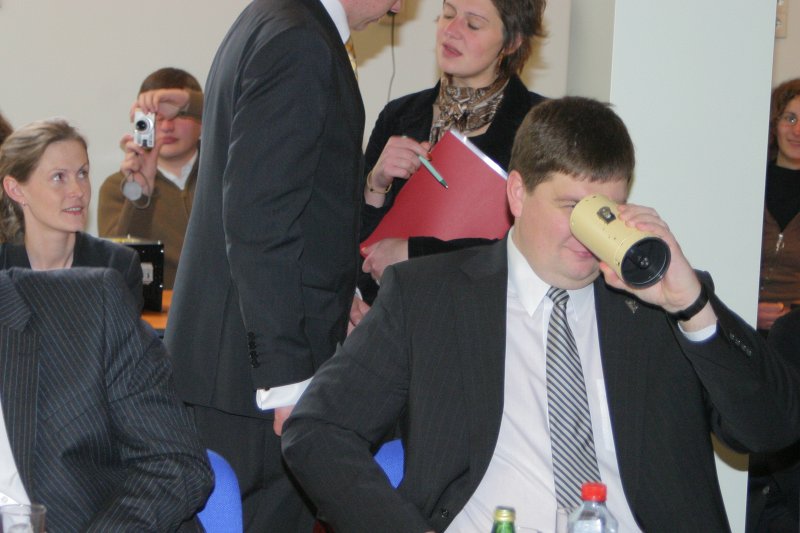 LU Inovāciju centra atklāšana (Cietvielu fizikas institūtā). LR Ministru prezidents Aigars Kalvītis izmēģina optisku ierīci.