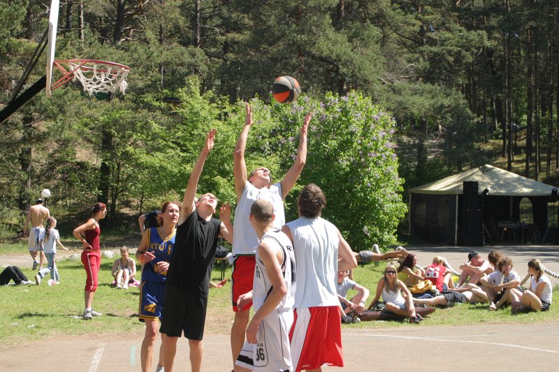 LU Studentu padomes (LUSP) Sporta spēles Saulkrastos, kempingā 'Jūras priedes'. Basketbols.