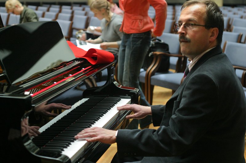 Latvijas Universitātes jaunā 'Petrof' koncertflīģeļa iegādei veltīta preses konference. Guntars Felsbergs, mūzikas instrumentu veikalu tīkla 'Mūzikas centrs' mārketinga direktors.