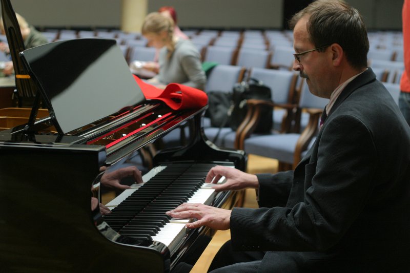 Latvijas Universitātes jaunā 'Petrof' koncertflīģeļa iegādei veltīta preses konference. Guntars Felsbergs, mūzikas instrumentu veikalu tīkla 'Mūzikas centrs' mārketinga direktors.