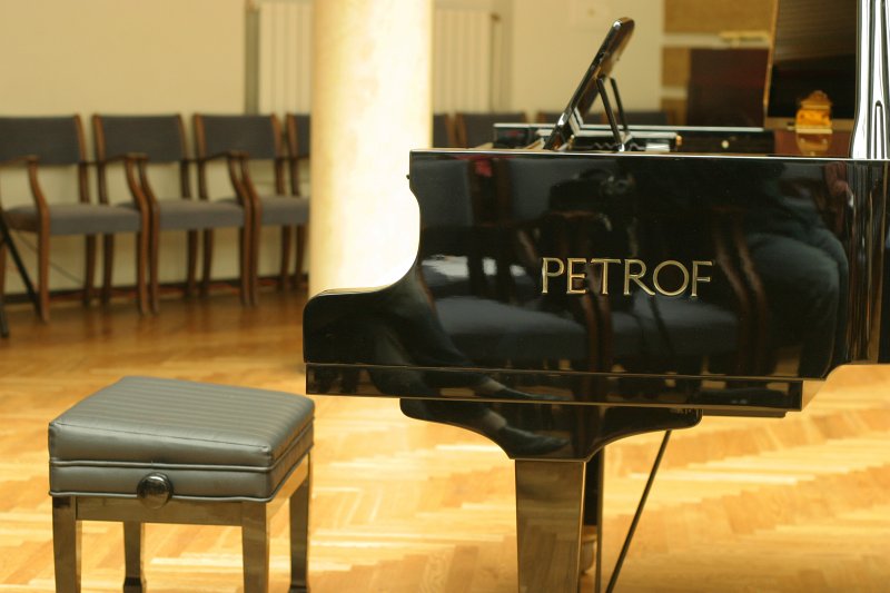 Latvijas Universitātes jaunā 'Petrof' koncertflīģeļa iegādei veltīta preses konference. Junais koncertflīģelis.