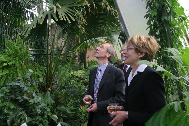 Zinātnes un Tehnoloģiju centra izveides plāna prezentācija un nodomu protokola par par Zinātnes un Tehnoloģiju centra izveidi parakstīšana. No kreisās: Rīgas domes priekšsēdētājs Aivars Aksenoks un LU Botāniskā dārza direktore Maija Kārkliņa aplūko Botāniskā dārza augu māju.