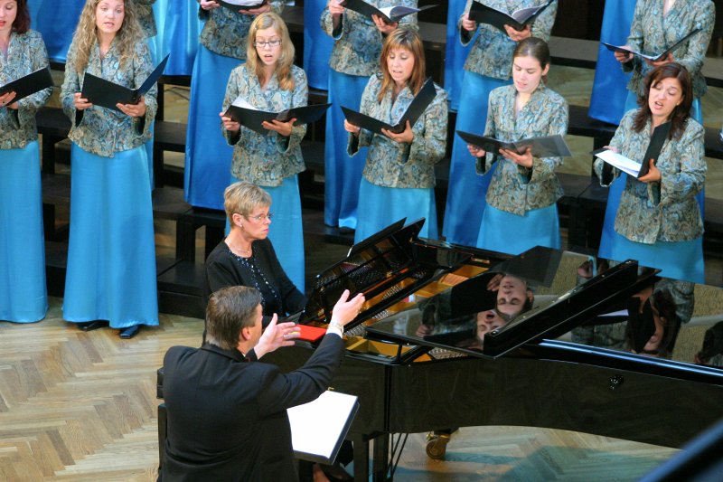 Latvijas Universitātes jaunā koncertflīģeļa PETROF MISTRAL pirmais koncerts. Dzied LU sieviešu koris 'Minjona', pie klavierēm - koncertmeistare Ilze Dzērve, diriģē - Romāns Vanags.