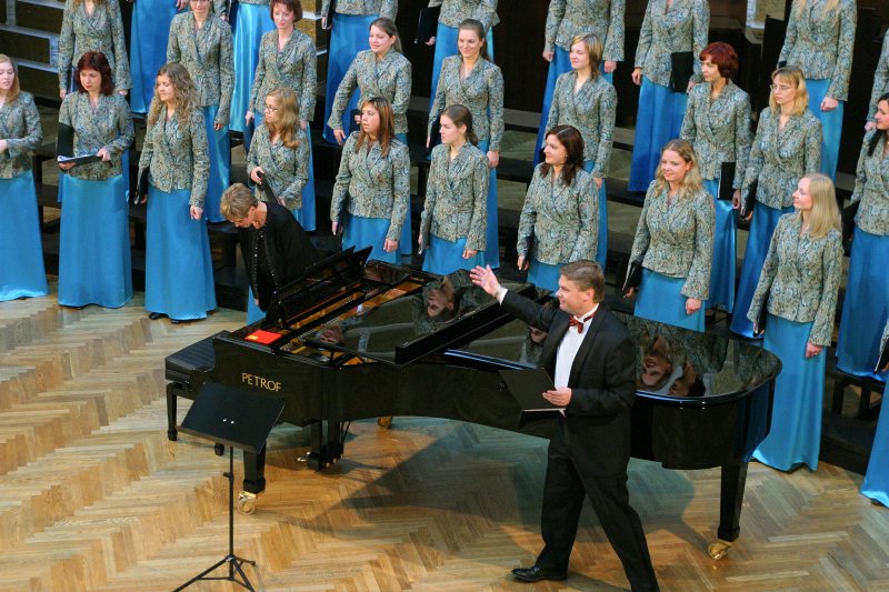Latvijas Universitātes jaunā koncertflīģeļa PETROF MISTRAL pirmais koncerts. Dzied LU sieviešu koris 'Minjona', pie klavierēm - koncertmeistare Ilze Dzērve, diriģē - Romāns Vanags.