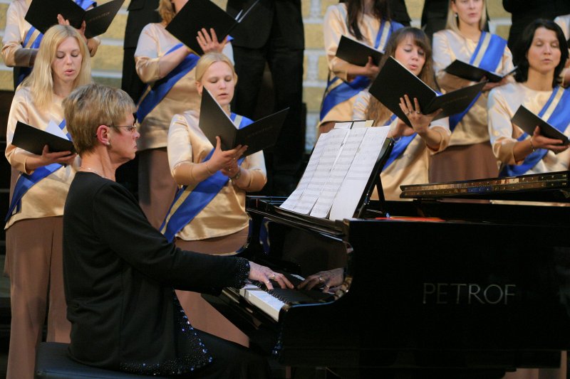 Latvijas Universitātes jaunā koncertflīģeļa PETROF MISTRAL pirmais koncerts. Dzied LU jauktais koris 'Juventus',  pie klavierēm - koncertmeistare Ilze Dzērve.
