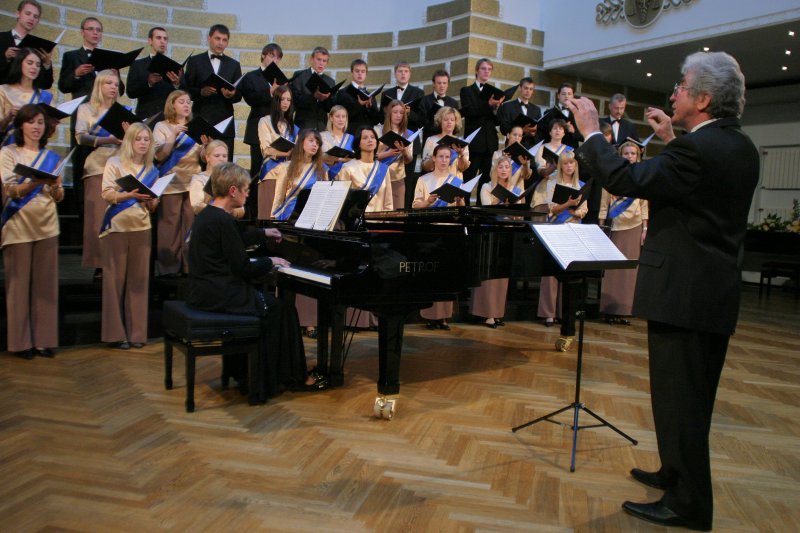 Latvijas Universitātes jaunā koncertflīģeļa PETROF MISTRAL pirmais koncerts. Dzied LU jauktais koris 'Juventus',  pie klavierēm - koncertmeistare Ilze Dzērve, diriģents - Juris Kļaviņš.