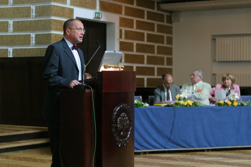 VII Baltiešu starptautiskās psiholoģijas konferences atklāšana. Priekšplānā - Juri Allik (Jüri Allik), Tartu universitāte.