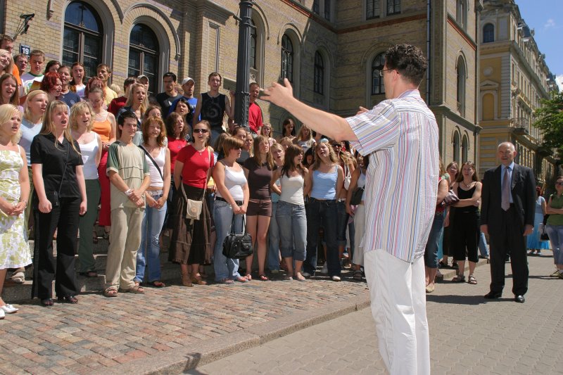 Latvijas Universitātes koru un deju kolektīvu dalībnieki pirms došanās uz XV Gaudeamus – Baltijas studentu dziesmu un deju svētkiem Tartu. null