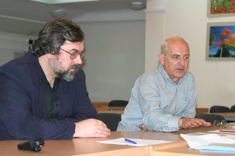 Juris Benders. No kreisās: Roberts Jūrmalietis, LU EVF Vides zinātnes un pārvaldības institūta (VZPI) asoc. profesors; Juris Benders, VZPI docents.
