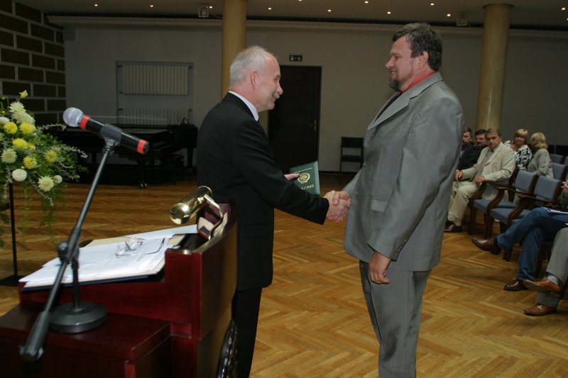 LU darbinieku sapulce. Diplomu pasniegšana jaunajiem profesoriem. No kreisās: LU rektors Ivars Lācis un prof. Andrejs Geske.