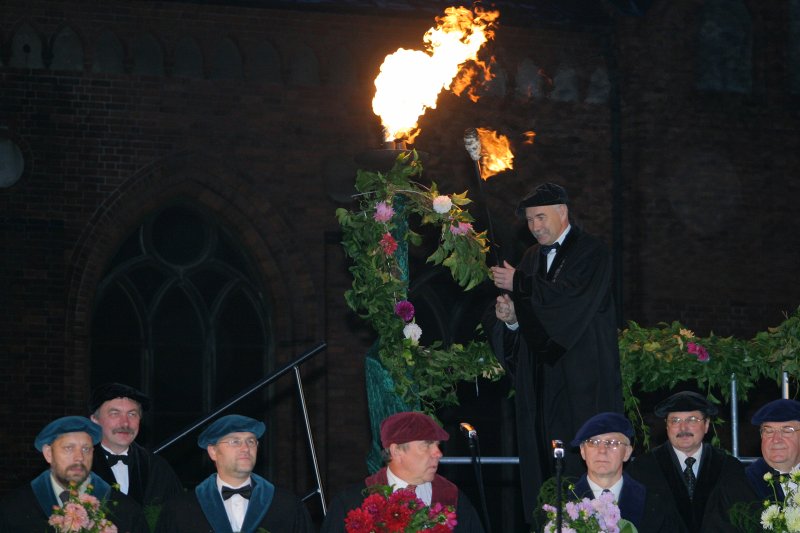 Jaunā Studenta svētki (Aristoteļa svētki) '2006 Doma Laukumā. LU rektors Ivars Lācis aizdedz lāpu.