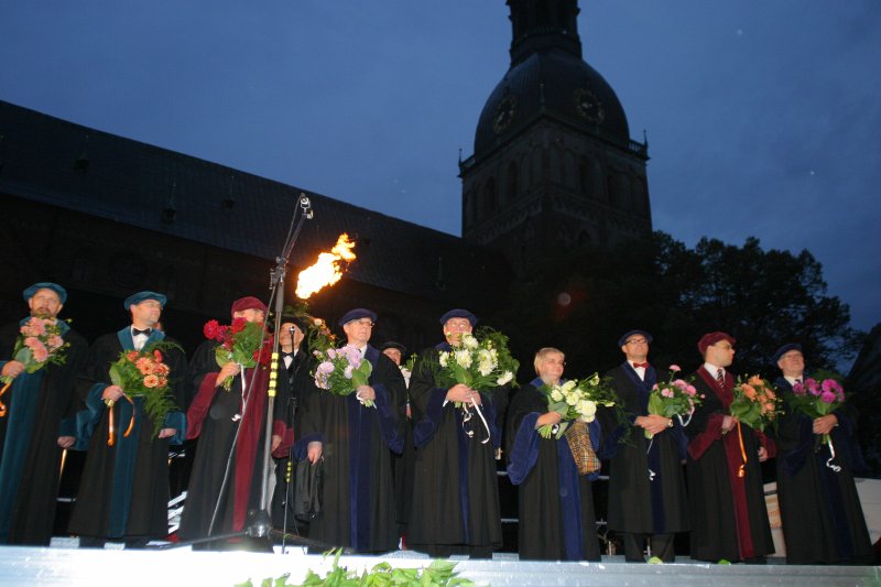 Jaunā Studenta svētki (Aristoteļa svētki) '2006 Doma Laukumā. No kreisās - LU fakultāšu dekāni: Jānis Švirksts (ĶF); 
Uldis Kondratovičs (BF); 
Māris Purgailis (EVF); 
Edgars Ošiņš (MVF); 
Andris Kangro (PPF); 
Janīna Kursīte-Pakule (FF); 
Gvido Straube (VFF); 
Kaspars Balodis (JF); 
Juris Cālītis (TF).