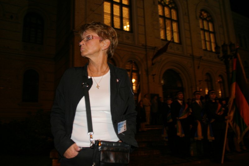 Jaunā Studenta svētki (Aristoteļa svētki) '2006. Gājiena dalībnieku sagaidīšana pie LU galvenās ēkas. Edīte Simanoviča, LU biedrības 'Juventus' direktore.