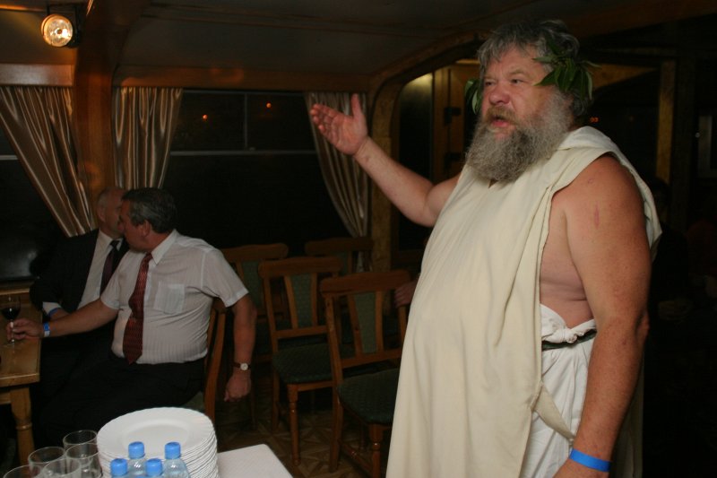 Jaunā Studenta svētki (Aristoteļa svētki) '2006. Īpašo svētku viesu brauciens ar kuģīti 'Jelgava' uz Andrejsalu. Aristotelis (Kaspars Pūce, Valsts leļļu teātra aktieris).
