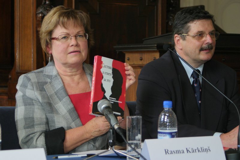 Politoloģijas profesores Rasmas Kārkliņas grāmatas 'Korupcija postkomunisma valstīs' atklāšana. No kreisās:
Rasma Kārkliņa, grāmatas autore; 
Juris Krūmiņš, LU mācību prorektors.