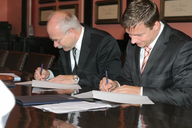 Hansabanka un Latvijas Universitāte paraksta ziedojuma līgumu. No kreisās:
Ivars Lācis, LU rektors; 
Uģis Zemturis, Hansabankas valdes priekšsēdētājas vietnieks.