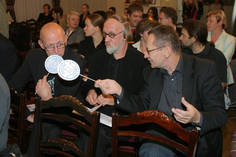 Dzejas dienas. Dzejas likuma pieņemšana un dzejas diska 'Lex Poeticus' klajā laišana. No kreisās: Pēteris Bankovskis; 
Leons Briedis; 
Jānis Rokpelnis.