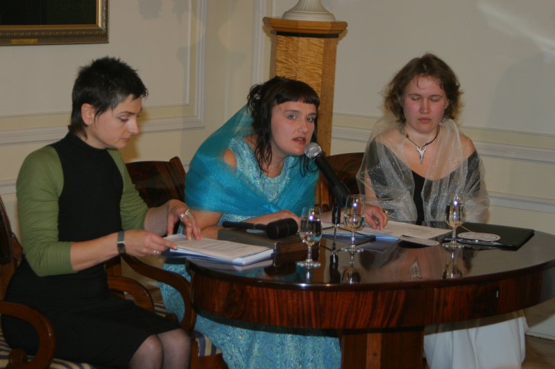 Dzejas dienas. Dzejas likuma pieņemšana un dzejas diska 'Lex Poeticus' klajā laišana. No kreisās: Ieva Kolmane, Ērika Bērziņa, Margita Zālīte.