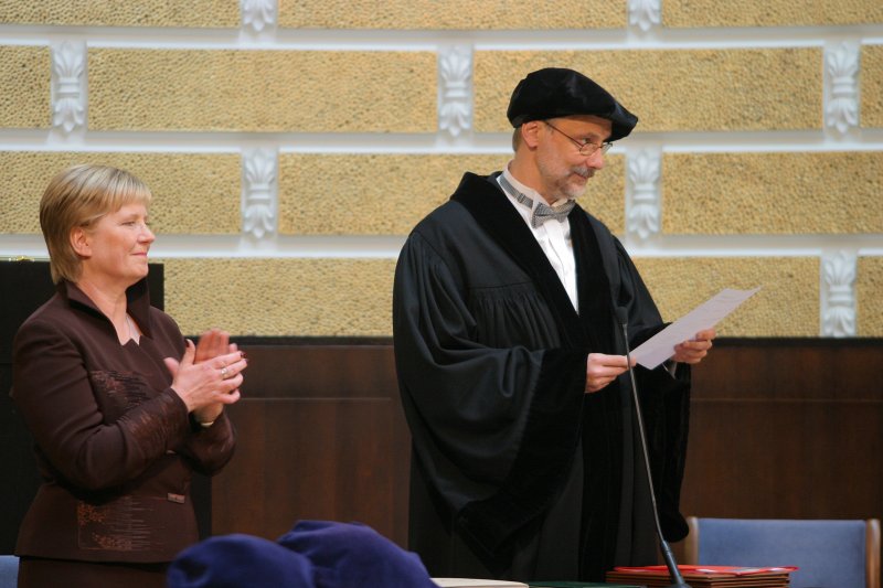 LU dibināšanas 87. gadadienai veltīta LU Senāta svinīgā sēde. No kreisās: Ilze Upacere, LU Senāta sekretāre; Mārcis Auziņš, LU Senāta priekšsēdētājs.
