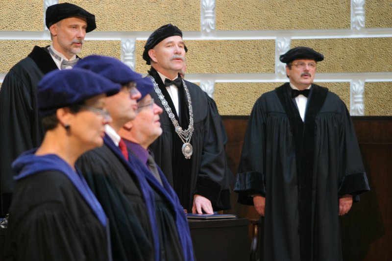 LU dibināšanas 87. gadadienai veltīta LU Senāta svinīgā sēde. Otrajā plānā no kreisās:
Mārcis Auziņš, LU Senāta priekšsēdētājs; 
Ivars Lācis, LU rektors; 
Juris Krūmiņš, LU mācību prorektors.