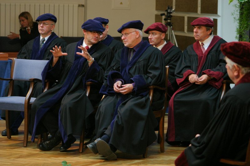 LU dibināšanas 87. gadadienai veltīta LU Senāta svinīgā sēde. Priekšplānā no kreisās: Gvido Straube, LU Vēstures un filozofijas fakultātes dekāns; 
Juris Cālītis, LU Teoloģijas  fakultātes dekāns.
