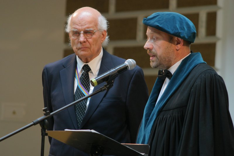 LU dibināšanas 87. gadadienai veltīta LU Senāta svinīgā sēde. No kreisās: Samuels Knohs, ASV Ķīmiķu biedrības biedrs, LU Goda biedrs un Jānis Švirksts, LU Ķīmijas fakultātes dekāns.