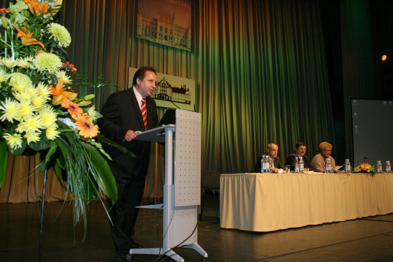 Konference 'Inovācijas Latvijas nākotnes medicīnai' (Rīgas Kongresu namā). No kreisās: Gundars Bērziņš, LR veselības ministrs.