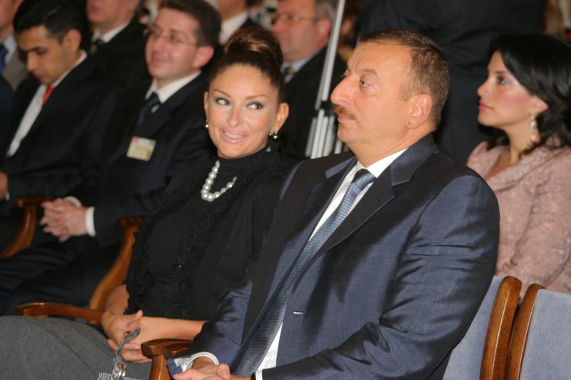Latvijas Universitātē viesojas Azerbaidžānas prezidents Ilhams Alijevs. No labās: Azerbaidžānas prezidents Ilhams Alijevs (<font face=times>İlham Əliyev</font>) un viņa sieva Mehribana Alijeva (<font face=times>Mehriban Əliyeva</font>).