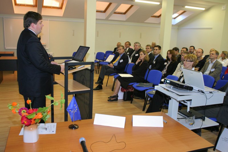 Eiropas tīkla materiālzinātnēs 'ERA-NET Materials – MATERA' organizētais seminārs 'Modernie virzieni Materiālzinātnē un tehnoloģijās'. No kreisās - Aigars Kalvītis, LR Ministru prezidents.