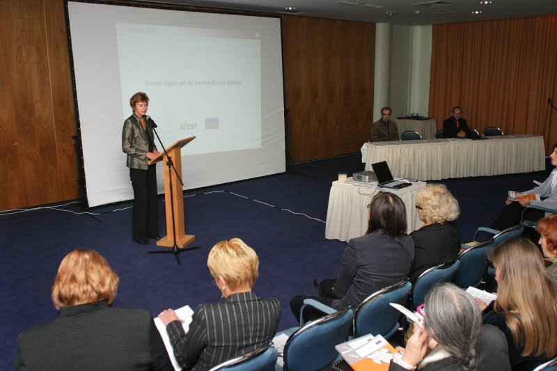 Pētījuma 'Darba algas un to ietekmējošie faktori' detalizētā prezentācija. No kreisās: Brigita Zepa, pētījuma darba grupas vadītāja, LU SZF profesore.