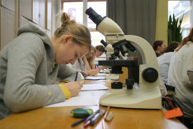 'Ēnu dienas' Latvijas Universitātē - iespēja skolēniem uz dažām dienām piedalīties Universitātes mācību procesā. 'Ēnas' piedalās laboratorijas darbā LU Bioloģijas fakultātē.