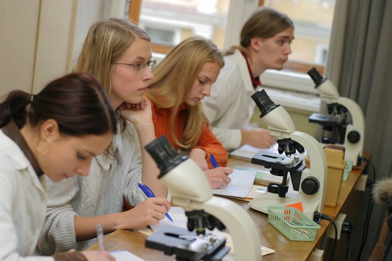 'Ēnu dienas' Latvijas Universitātē - iespēja skolēniem uz dažām dienām piedalīties Universitātes mācību procesā. 'Ēnas' piedalās laboratorijas darbā LU Bioloģijas fakultātē.
