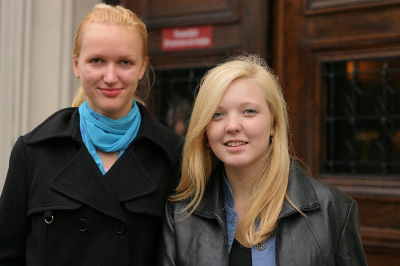 'Ēnu dienas' Latvijas Universitātē - iespēja skolēniem uz dažām dienām piedalīties Universitātes mācību procesā. No kreisās: LU SZF studente Karīna Oborune un viņas 'ēna' Ieva Arāja no Ventspils.