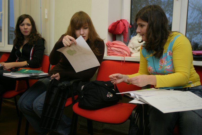 'Ēnu dienas' Latvijas Universitātē - iespēja skolēniem uz dažām dienām piedalīties Universitātes mācību procesā. 'Ēnas' piedalās nodarbībā LU Moderno valodu fakultātē.