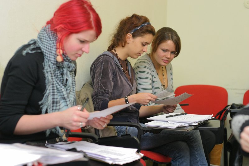 'Ēnu dienas' Latvijas Universitātē - iespēja skolēniem uz dažām dienām piedalīties Universitātes mācību procesā. 'Ēnas' piedalās nodarbībā LU Moderno valodu fakultātē.