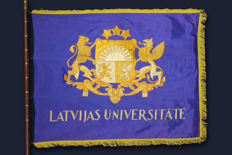 Latvijas Universitātes karogs (labā jeb oficiālā puse). null
