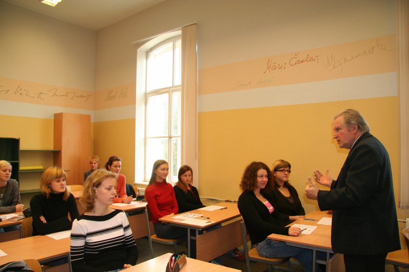 LU PPF 'Jauno pedagogu un psihologu skola' (JPPS) Valmieras reģiona skolēniem. 1.nodarbība 2006./07.māc.gadā. No labās - LU PPF asoc. profesors Andris Broks JPPS nodarbībā ar Valmieras skolēniem.