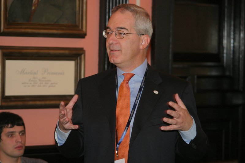 Eiropas Valstu galvaspilsētu universitāšu tīkla – UNICA – 2006.gada ģenerālā asambleja. Arturs Metingers (Arthur Mettinger), UNICA prezidents, Vīnes Universitātes prorektors.