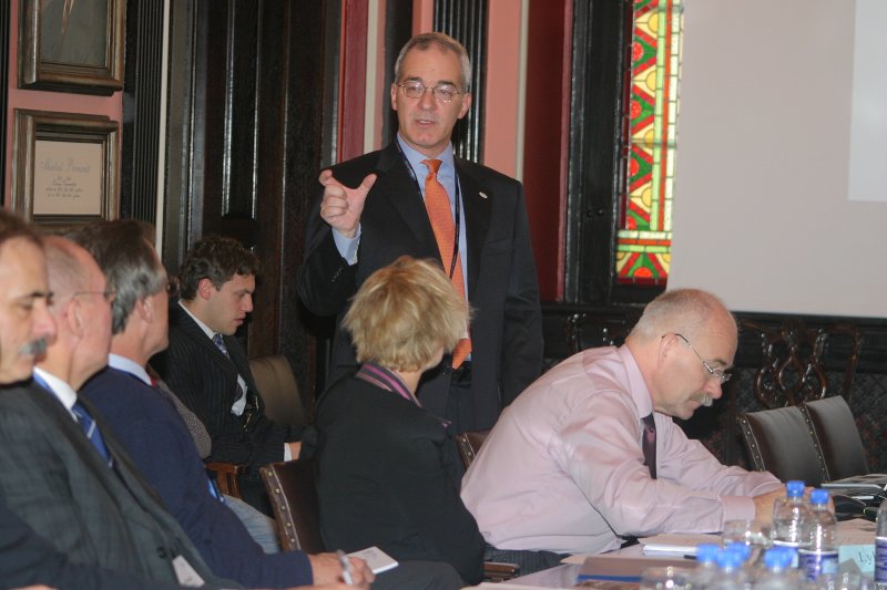 Eiropas Valstu galvaspilsētu universitāšu tīkla – UNICA – 2006.gada ģenerālā asambleja. Vidū - Arturs Metingers (Arthur Mettinger), UNICA prezidents, Vīnes Universitātes prorektors.