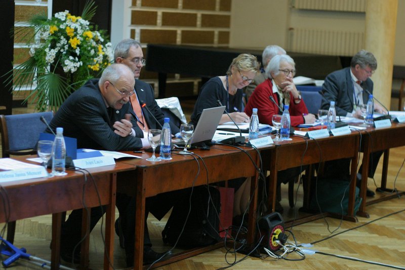 Eiropas Valstu galvaspilsētu universitāšu tīkla – UNICA – 2006.gada ģenerālā asambleja. No kreisās: 
Ivars Lācis, UNICA rīcības komitejas dalībnieks, LU rektors; 
Arturs Metingers (Arthur Mettinger), UNICA prezidents, Vīnes Universitātes prorektors; 
Kris Dejonckheere, UNICA ģenerālsekretāre; 
Maria-Vittoria Tessitore, UNICA rīcības komitejas dalībniece, Romas 3. universitātes starptautisko attiecību vadītāja; 
Gilbert Béréziat, UNICA rīcības komitejas dalībnieks, Pjēra un Marijas Kirī Parīzes universitātes prezidents;