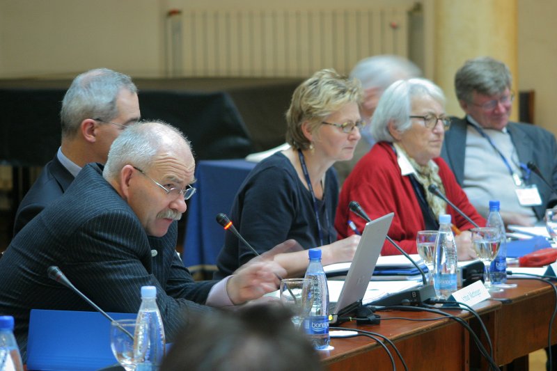 Eiropas Valstu galvaspilsētu universitāšu tīkla – UNICA – 2006.gada ģenerālā asambleja. No kreisās: 
Ivars Lācis, UNICA rīcības komitejas dalībnieks, LU rektors; 
Kris Dejonckheere, UNICA ģenerālsekretāre; 
Maria-Vittoria Tessitore, UNICA rīcības komitejas dalībniece, Romas 3. universitātes starptautisko attiecību vadītāja.