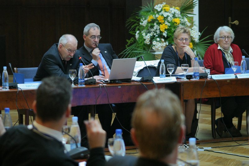Eiropas Valstu galvaspilsētu universitāšu tīkla – UNICA – 2006.gada ģenerālā asambleja. No kreisās: 
Ivars Lācis, UNICA rīcības komitejas dalībnieks, LU rektors; 
Arturs Metingers (Arthur Mettinger), UNICA prezidents, Vīnes Universitātes prorektors; 
Kris Dejonckheere, UNICA ģenerālsekretāre; 
Maria-Vittoria Tessitore, UNICA rīcības komitejas dalībniece, Romas 3. universitātes starptautisko attiecību vadītāja.