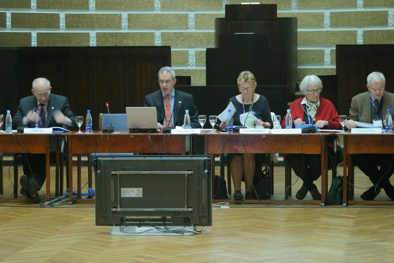 Eiropas Valstu galvaspilsētu universitāšu tīkla – UNICA – 2006.gada ģenerālā asambleja. No kreisās: 
Ivars Lācis, UNICA rīcības komitejas dalībnieks, LU rektors; 
Arturs Metingers (Arthur Mettinger), UNICA prezidents, Vīnes Universitātes prorektors; 
Kris Dejonckheere, UNICA ģenerālsekretāre; 
Maria-Vittoria Tessitore, UNICA rīcības komitejas dalībniece, Romas 3. universitātes starptautisko attiecību vadītāja; 
Pierre de Maret, UNICA rīcības komitejas dalībnieks, Briseles brīvās universitātes rektors.