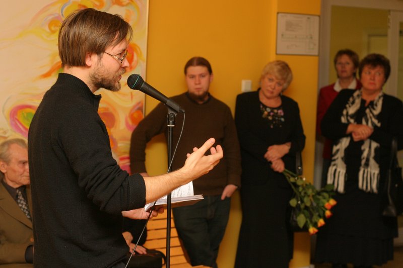 Ukraiņu dzejnieka Ivana Franko krājuma 'Dzejas' atvēršanas svētki. No kreisās - Māris Salējs, viens no grāmatas atdzejotājiem.