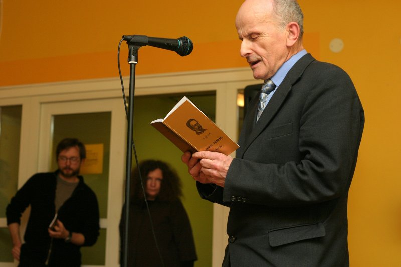 Ukraiņu dzejnieka Ivana Franko krājuma 'Dzejas' atvēršanas svētki. Grāmatas atdzejotāji - Zintis Zīme (priekšplānā), Māris Salējs un Amanda Aizpuriete (otrā plānā).