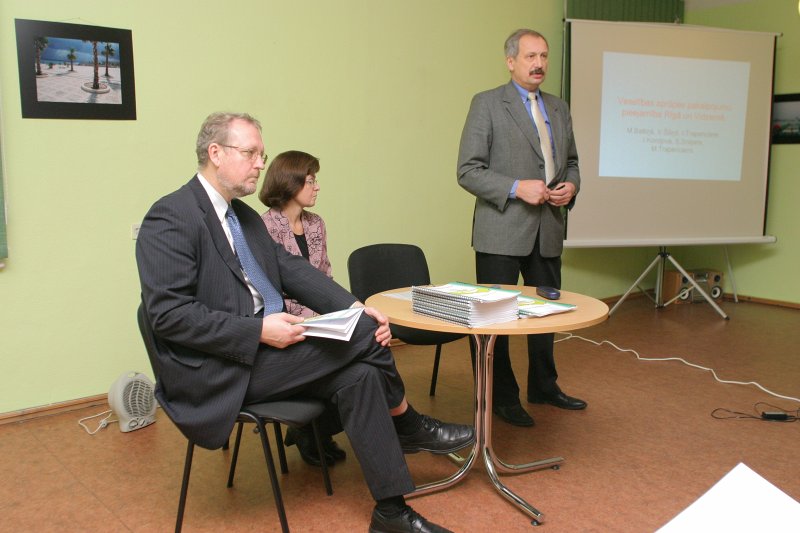 Pētījuma 'Veselības aprūpes pakalpojumu pieejamība' prezentācija. No kreisās: Māris Baltiņš, LU MF profesors; Ilze Trapenciere , LU Filozofijas un socioloģijas institūta pētniece; Doc. Viesturs Šiliņš.
