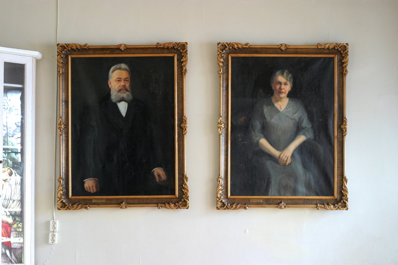 LU mecenāta Kristapa Morberga dzīvoklis. Kristapa Morberga un viņa kundzes Augustes Morbergas portreti. null